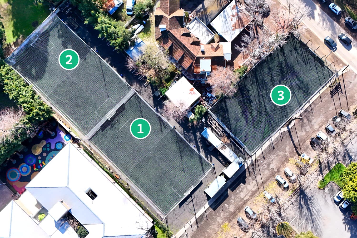 Vista aérea del predio con las tres canchas numeradas
